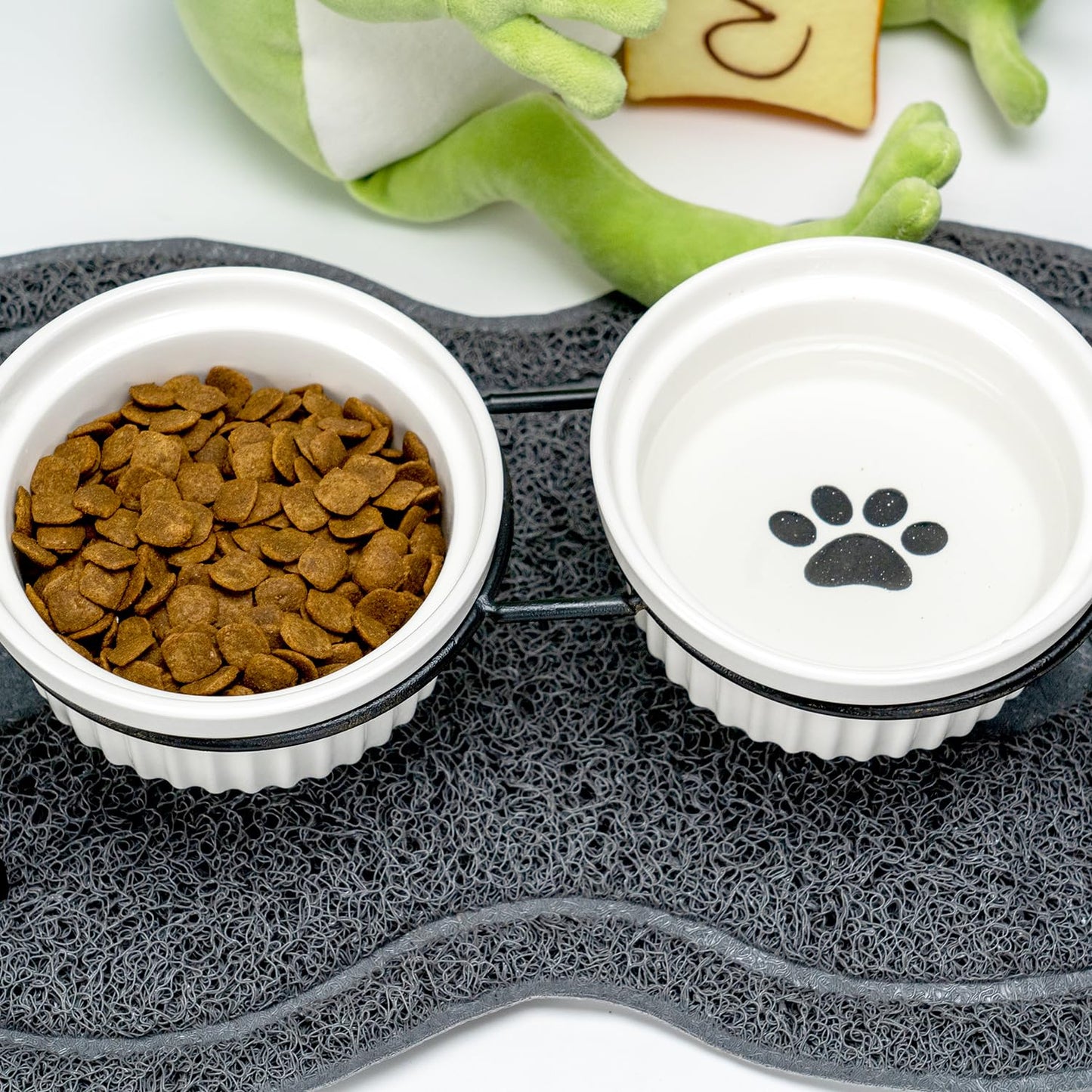 Orealauto ペットフードボウル ドッグフードボウル 猫食器 ネコボウル 犬猫用 鉄製ラックと滑り止めマット付き キャットフードボウル ペットボウルスタンド ペット用セラミック食器 ダブル おやつ皿 ねこエサ入れ 陶製 フードボウル ペット食器台 ねこご飯台 ねこエサ入れ 餌台 ペット食器台 小動物 陶器皿 頸椎を保護 首や腰への負担を軽減 吐き戻し防止 食べやすい