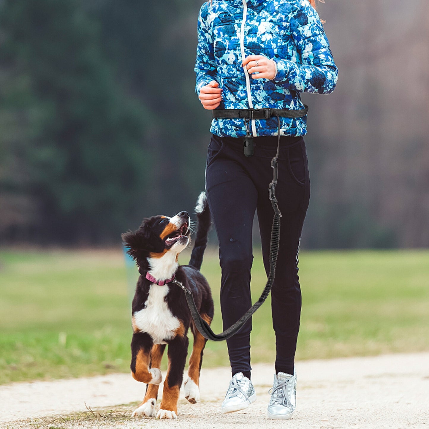 犬用リード ショルダーリード 肩掛け 犬用シートベルト 腰ベルト付き 肩掛けリード ハンズフリー 1本6役 多機能リード 伸縮紐広い 大型犬 中型犬 トレーニングリード 車載 夜光 反射 散歩 訓練 しつけ用 おしゃれ 丈夫 通気性 ブラック